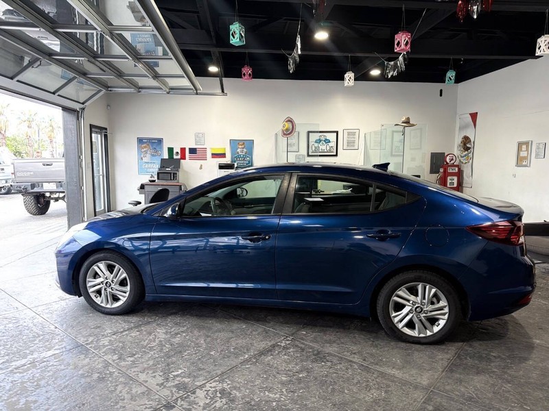 Hyundai Elantra Vehicle Full-screen Gallery Image 22