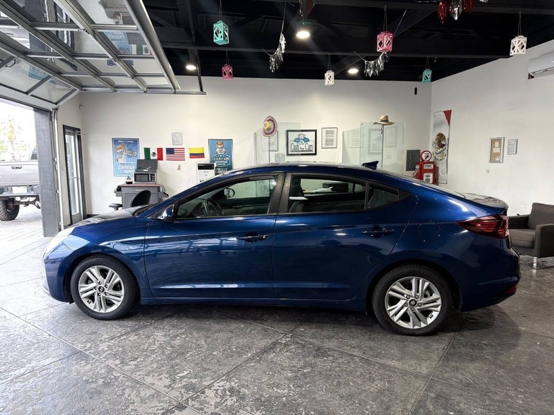 Hyundai Elantra Vehicle Full-screen Gallery Image 23