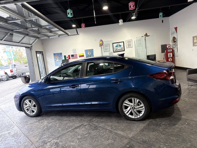 Hyundai Elantra Vehicle Full-screen Gallery Image 24
