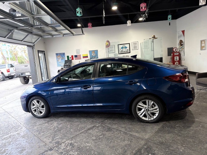 Hyundai Elantra Vehicle Full-screen Gallery Image 25