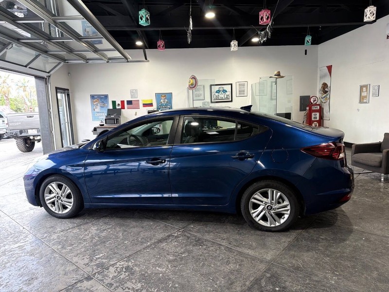 Hyundai Elantra Vehicle Full-screen Gallery Image 26