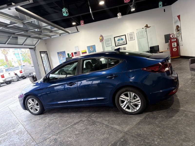 Hyundai Elantra Vehicle Full-screen Gallery Image 29
