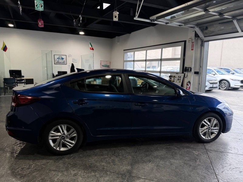 Hyundai Elantra Vehicle Full-screen Gallery Image 30