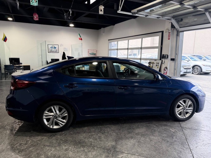 Hyundai Elantra Vehicle Full-screen Gallery Image 31