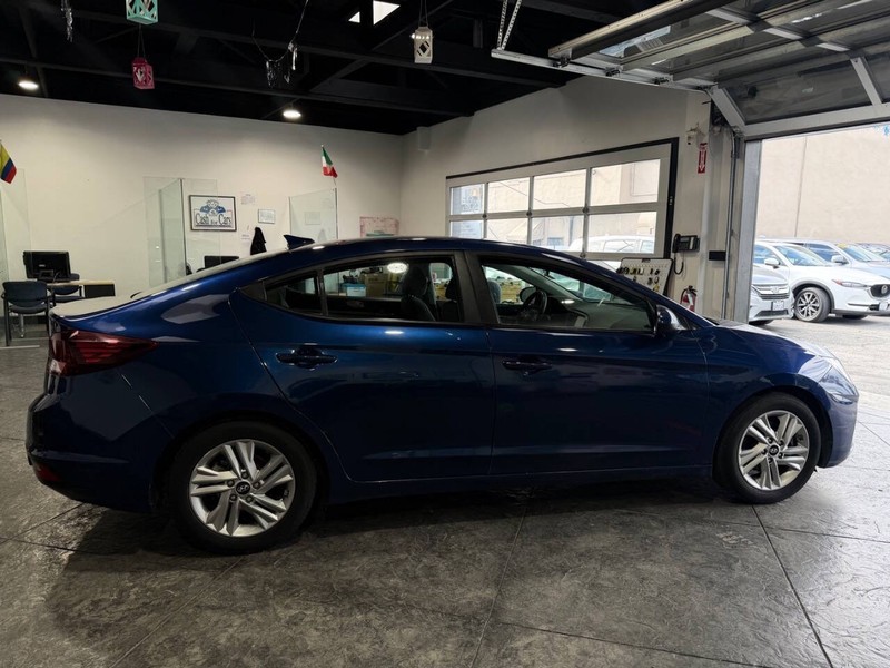Hyundai Elantra Vehicle Full-screen Gallery Image 33