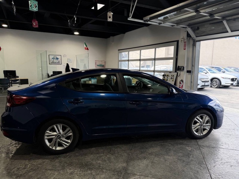 Hyundai Elantra Vehicle Full-screen Gallery Image 34