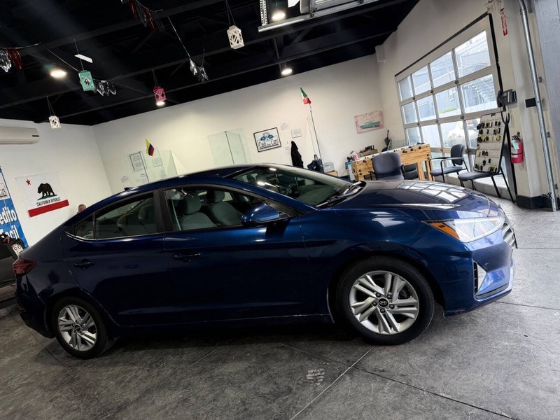 Hyundai Elantra Vehicle Full-screen Gallery Image 36