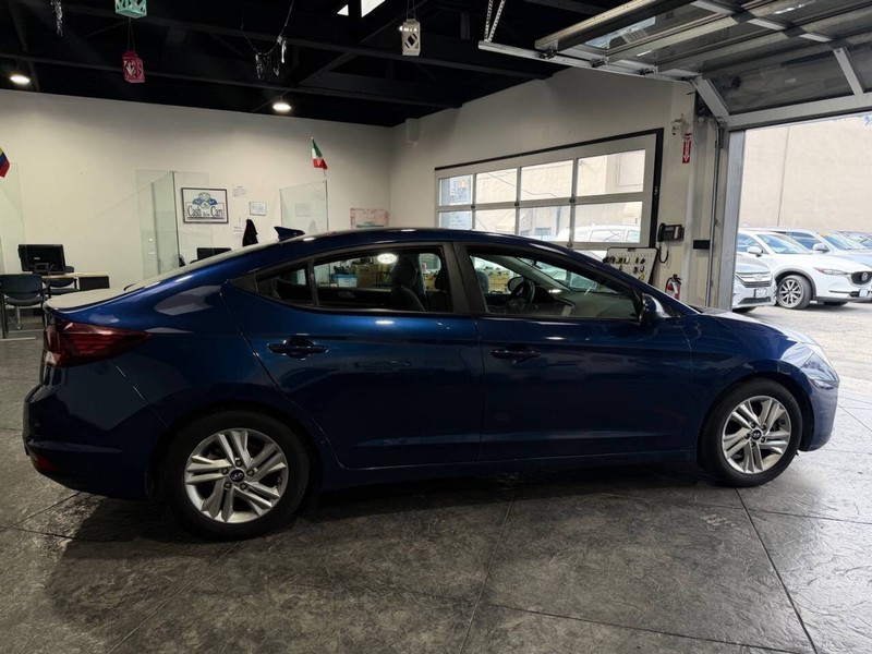 Hyundai Elantra Vehicle Full-screen Gallery Image 37