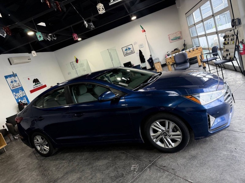 Hyundai Elantra Vehicle Full-screen Gallery Image 38