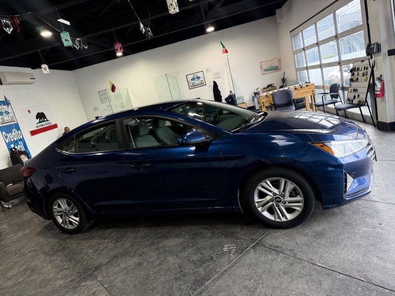Hyundai Elantra Vehicle Full-screen Gallery Image 39