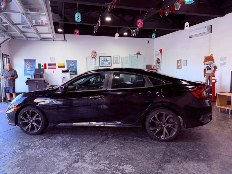 Honda Civic Sedan Vehicle Full-screen Gallery Image 17
