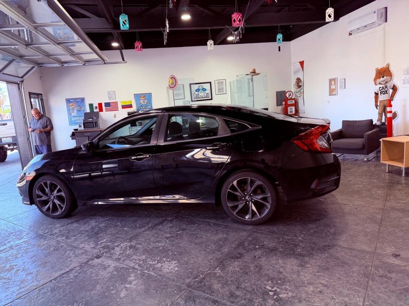Honda Civic Sedan Vehicle Full-screen Gallery Image 24