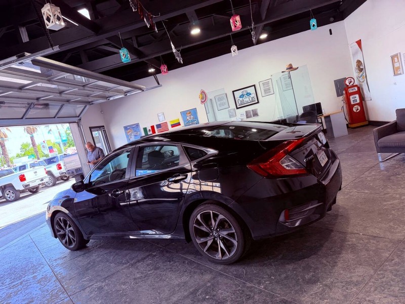 Honda Civic Sedan Vehicle Full-screen Gallery Image 30