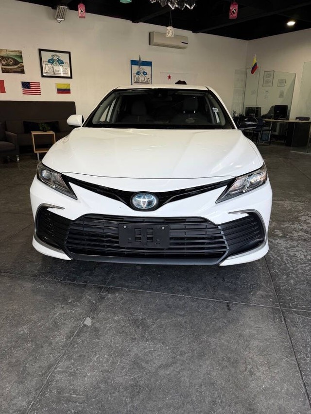Toyota Camry Hybrid Vehicle Full-screen Gallery Image 02