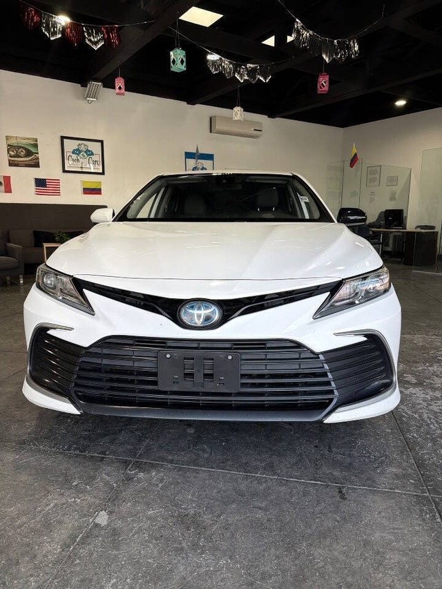 Toyota Camry Hybrid Vehicle Full-screen Gallery Image 03