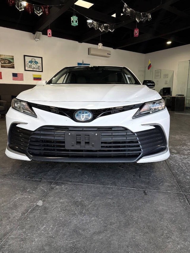 Toyota Camry Hybrid Vehicle Full-screen Gallery Image 04
