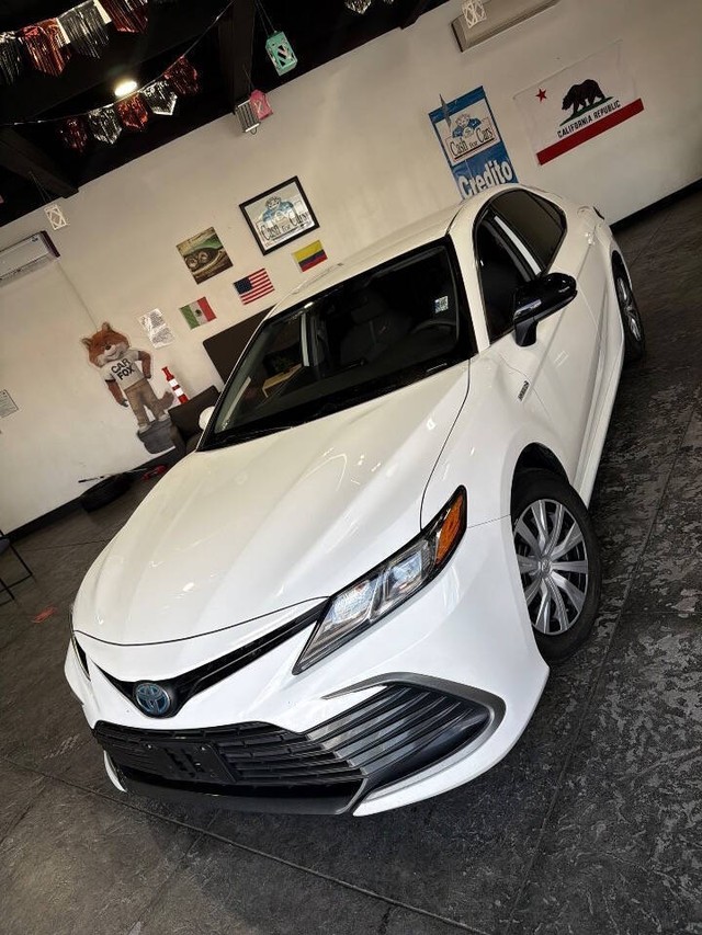 Toyota Camry Hybrid Vehicle Full-screen Gallery Image 05