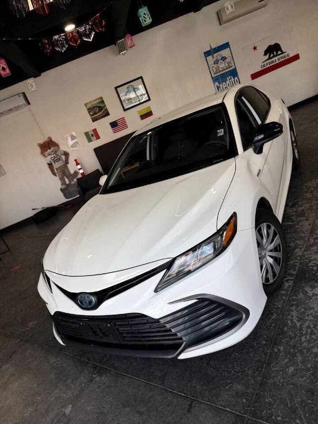 Toyota Camry Hybrid Vehicle Full-screen Gallery Image 06