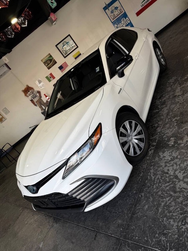 Toyota Camry Hybrid Vehicle Full-screen Gallery Image 08