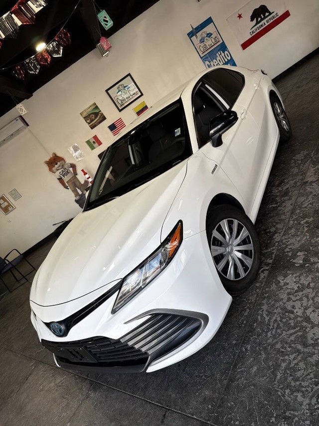 Toyota Camry Hybrid Vehicle Full-screen Gallery Image 09