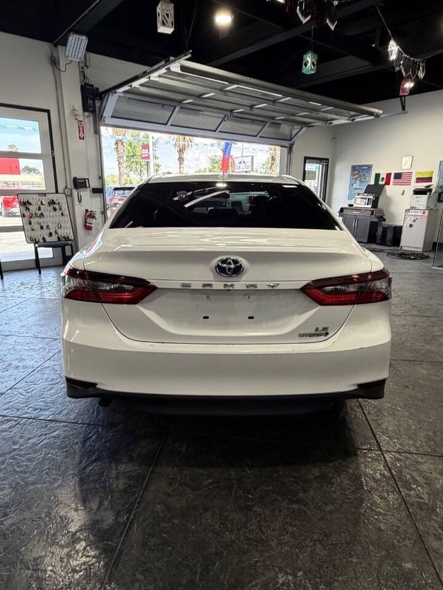 Toyota Camry Hybrid Vehicle Full-screen Gallery Image 19