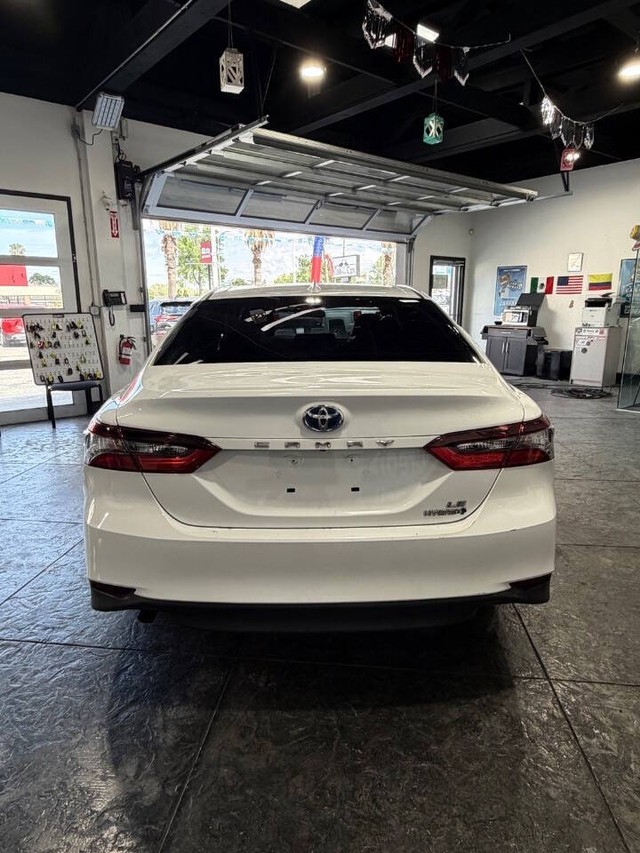 Toyota Camry Hybrid Vehicle Full-screen Gallery Image 20