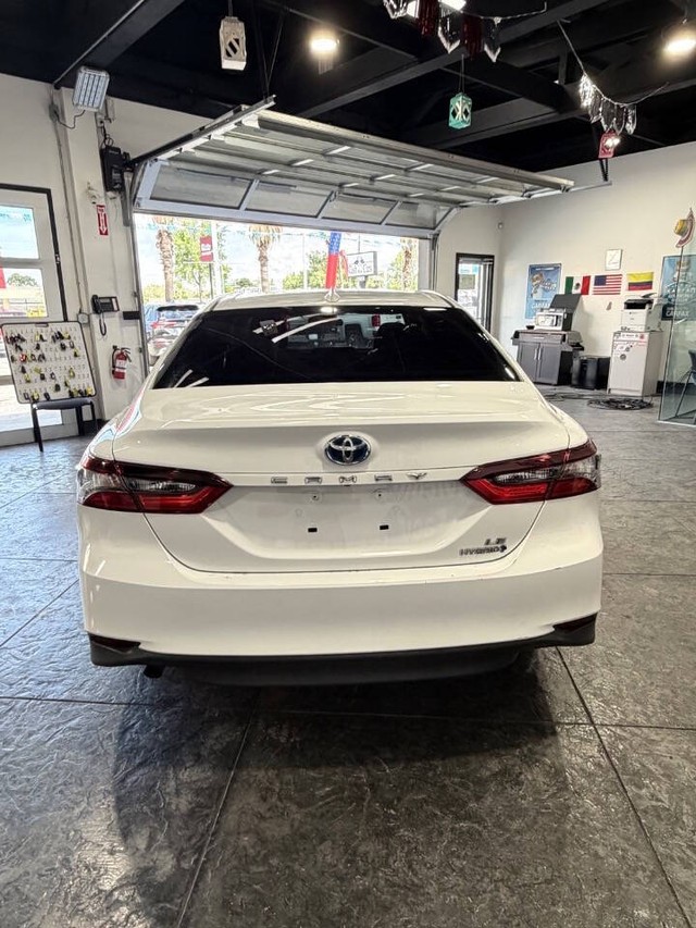 Toyota Camry Hybrid Vehicle Full-screen Gallery Image 23