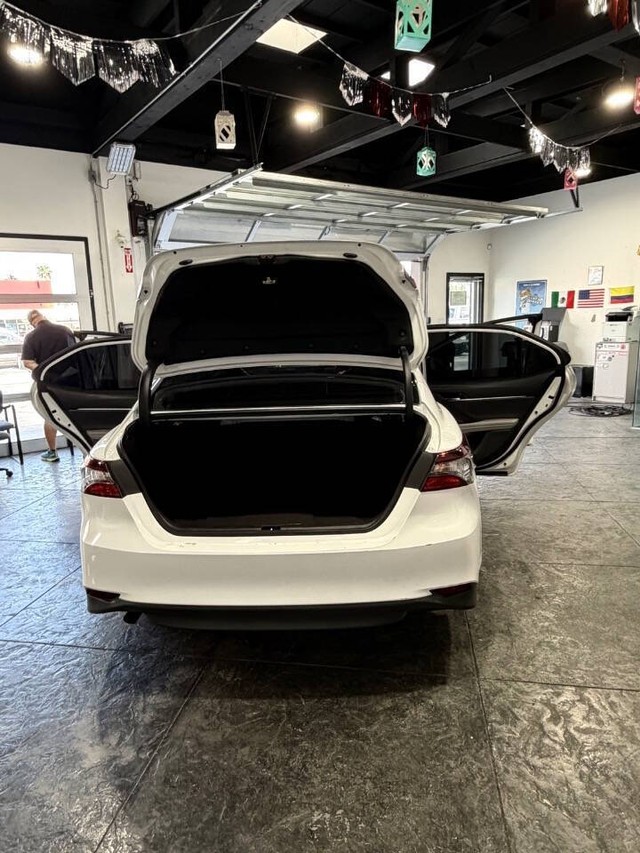 Toyota Camry Hybrid Vehicle Full-screen Gallery Image 37