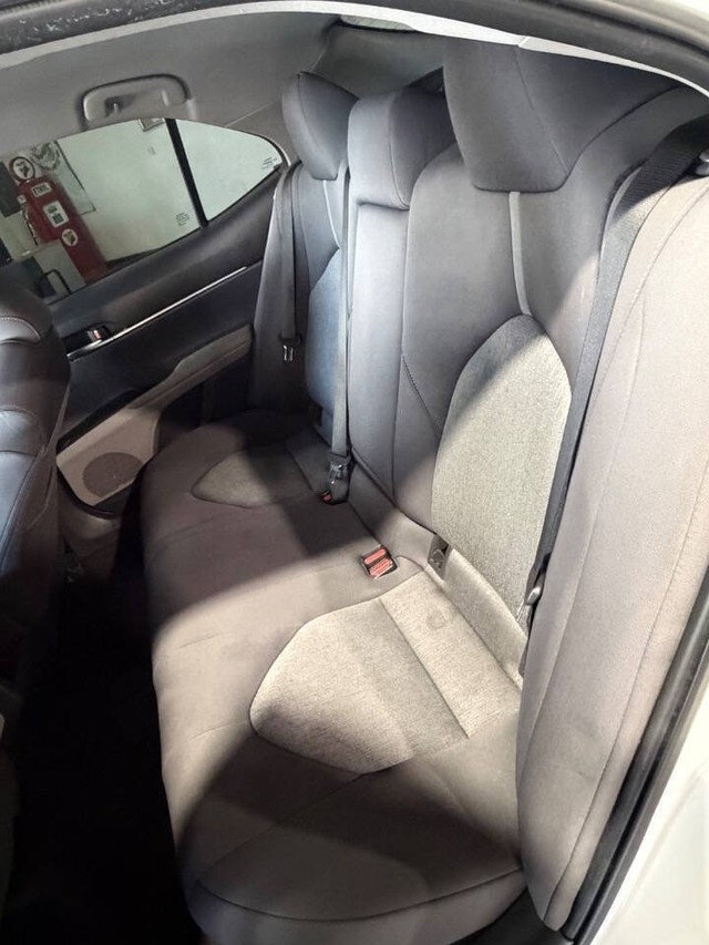 Toyota Camry Hybrid Vehicle Full-screen Gallery Image 38