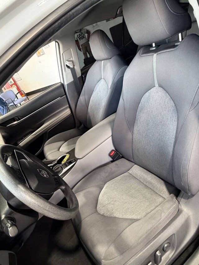 Toyota Camry Hybrid Vehicle Full-screen Gallery Image 39