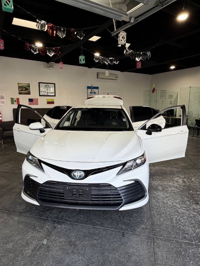 Toyota Camry Hybrid Vehicle Full-screen Gallery Image 49