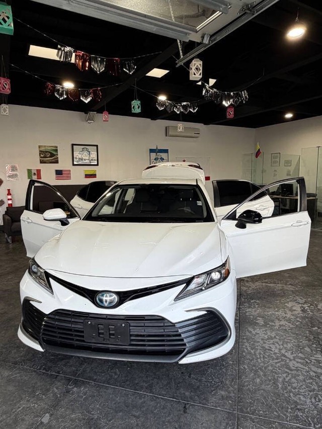Toyota Camry Hybrid Vehicle Full-screen Gallery Image 50