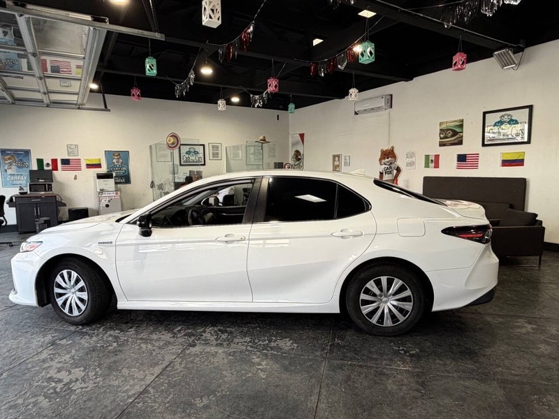 Toyota Camry Hybrid Vehicle Full-screen Gallery Image 07