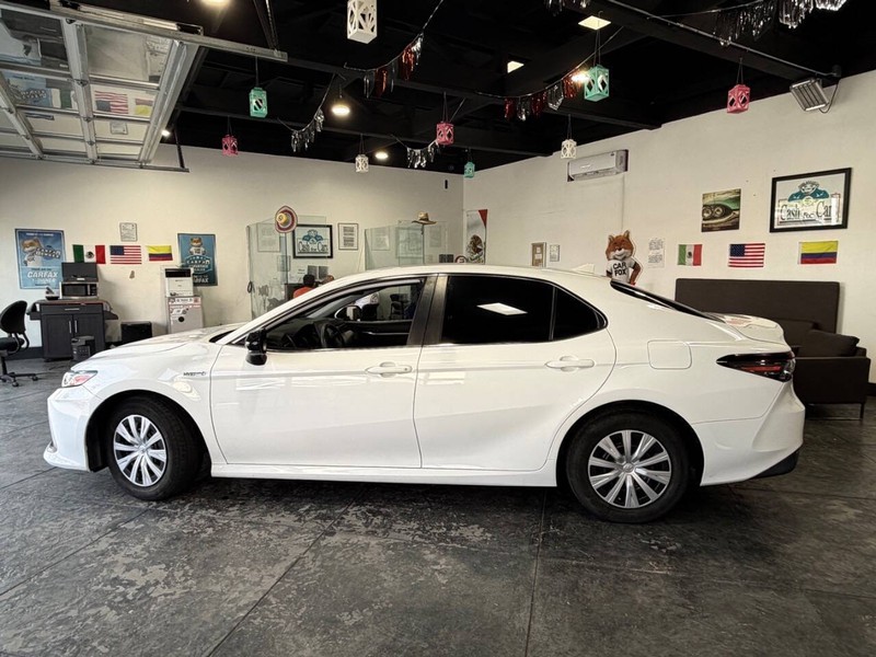 Toyota Camry Hybrid Vehicle Full-screen Gallery Image 10