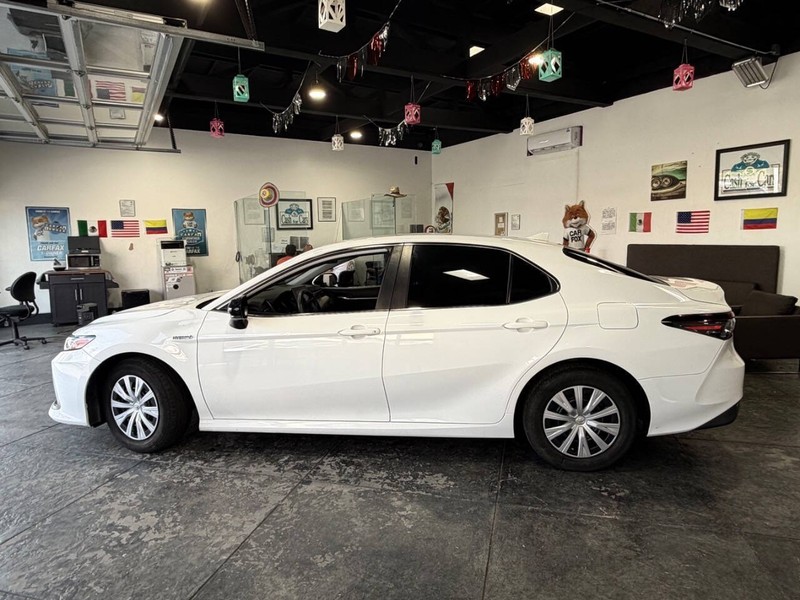 Toyota Camry Hybrid Vehicle Full-screen Gallery Image 11