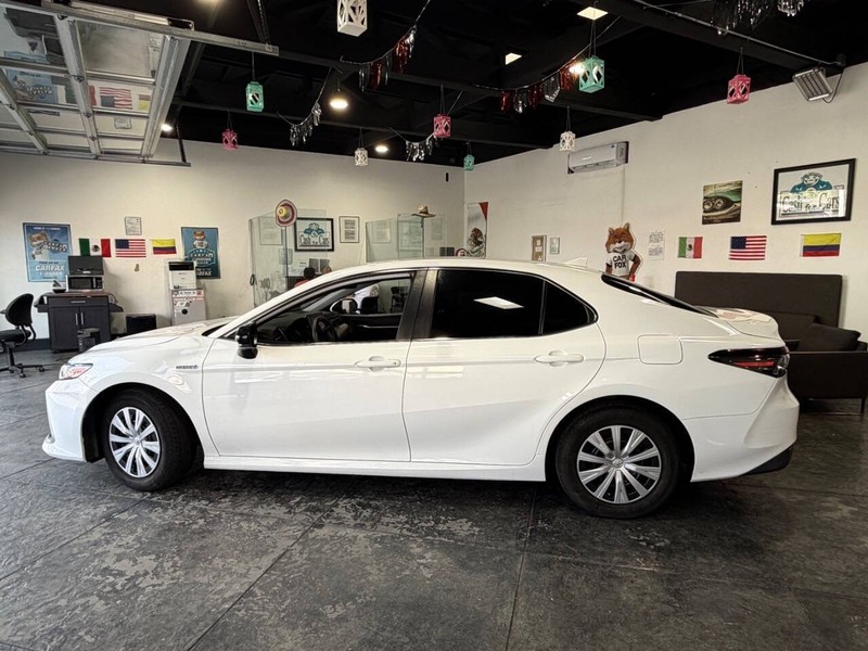 Toyota Camry Hybrid Vehicle Full-screen Gallery Image 12