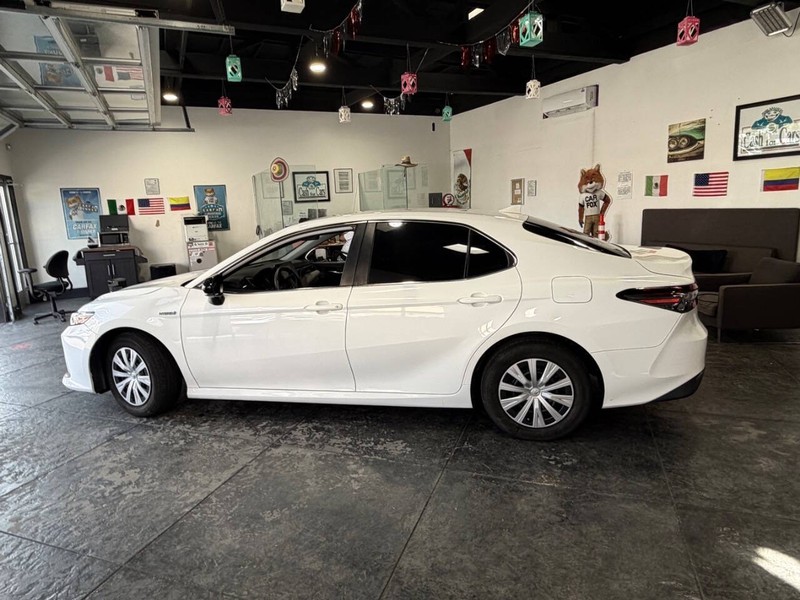 Toyota Camry Hybrid Vehicle Full-screen Gallery Image 13
