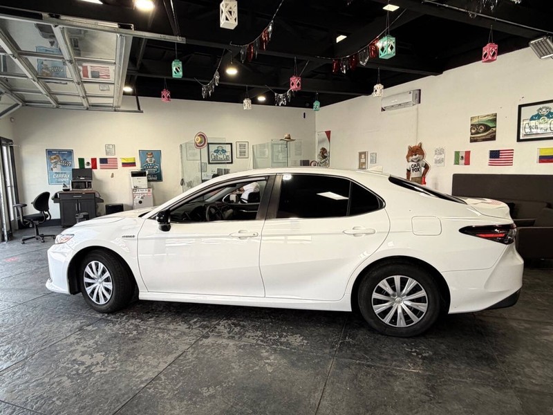 Toyota Camry Hybrid Vehicle Full-screen Gallery Image 14