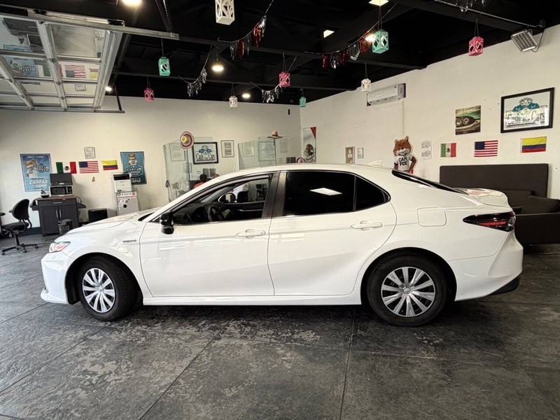 Toyota Camry Hybrid Vehicle Full-screen Gallery Image 15