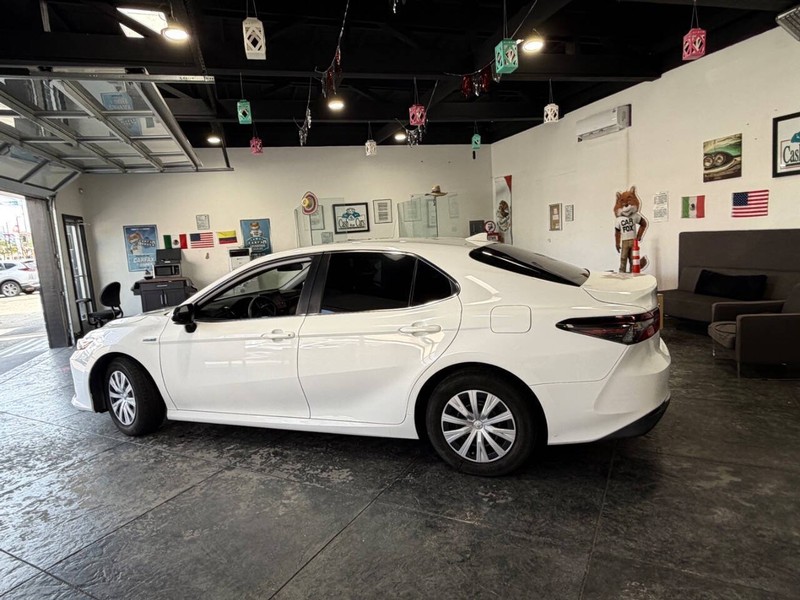 Toyota Camry Hybrid Vehicle Full-screen Gallery Image 16