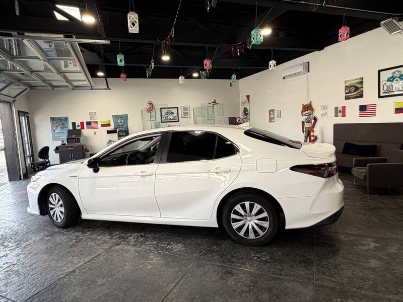 Toyota Camry Hybrid Vehicle Full-screen Gallery Image 17