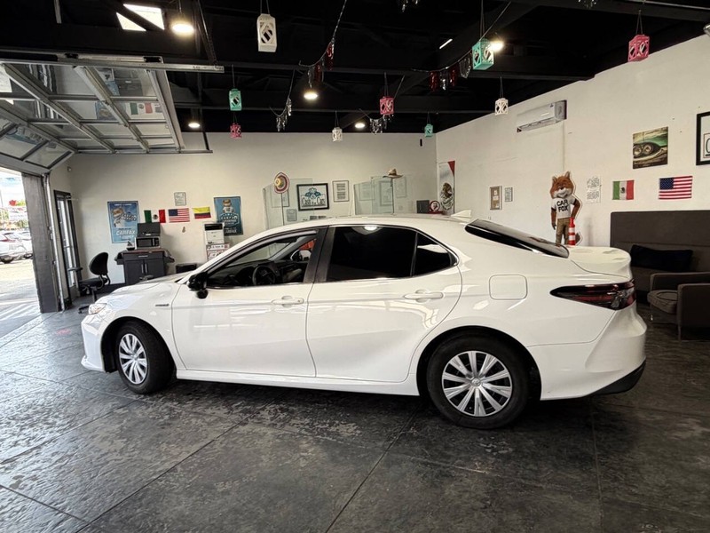 Toyota Camry Hybrid Vehicle Full-screen Gallery Image 18