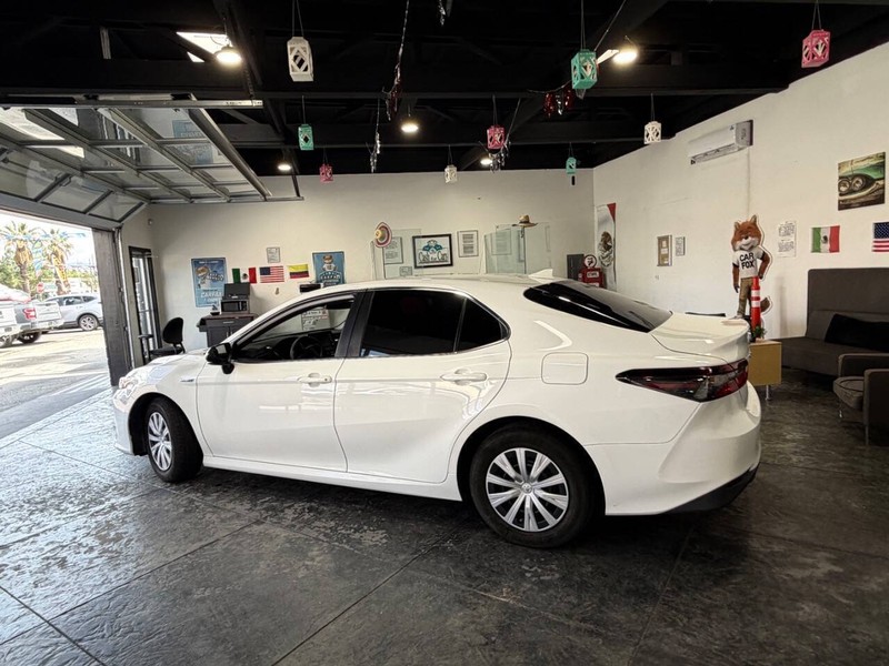 Toyota Camry Hybrid Vehicle Full-screen Gallery Image 21