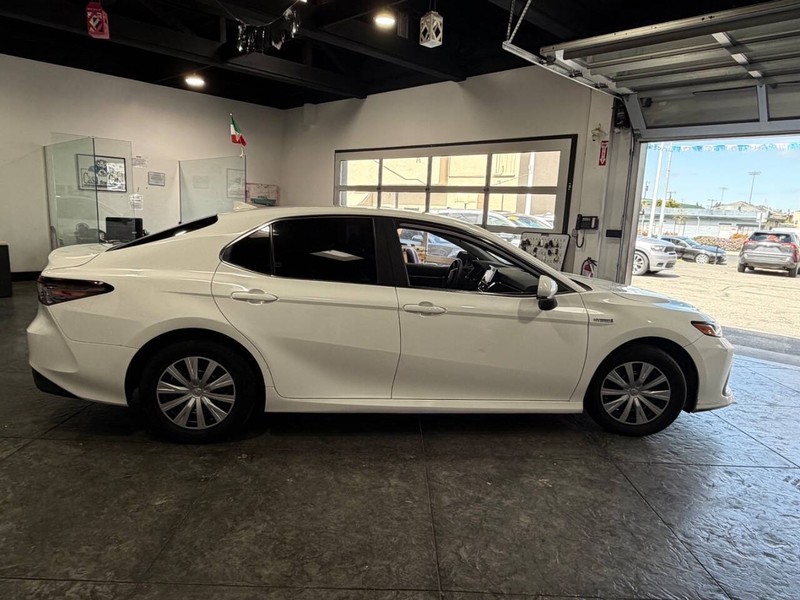 Toyota Camry Hybrid Vehicle Full-screen Gallery Image 22