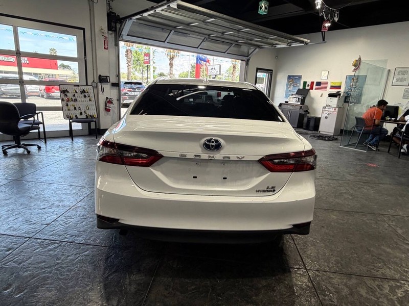Toyota Camry Hybrid Vehicle Full-screen Gallery Image 24