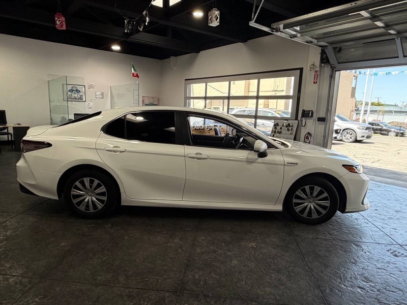 Toyota Camry Hybrid Vehicle Full-screen Gallery Image 25