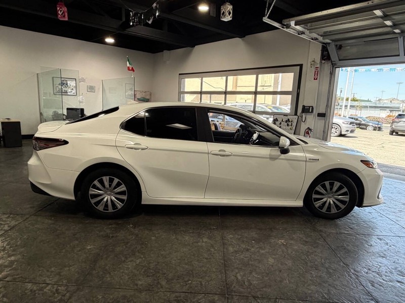 Toyota Camry Hybrid Vehicle Full-screen Gallery Image 26