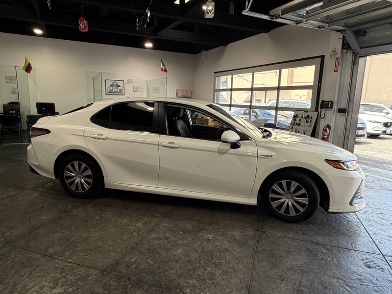 Toyota Camry Hybrid Vehicle Full-screen Gallery Image 27