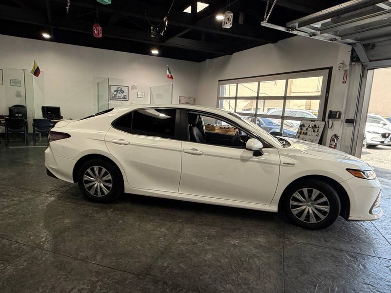 Toyota Camry Hybrid Vehicle Full-screen Gallery Image 28