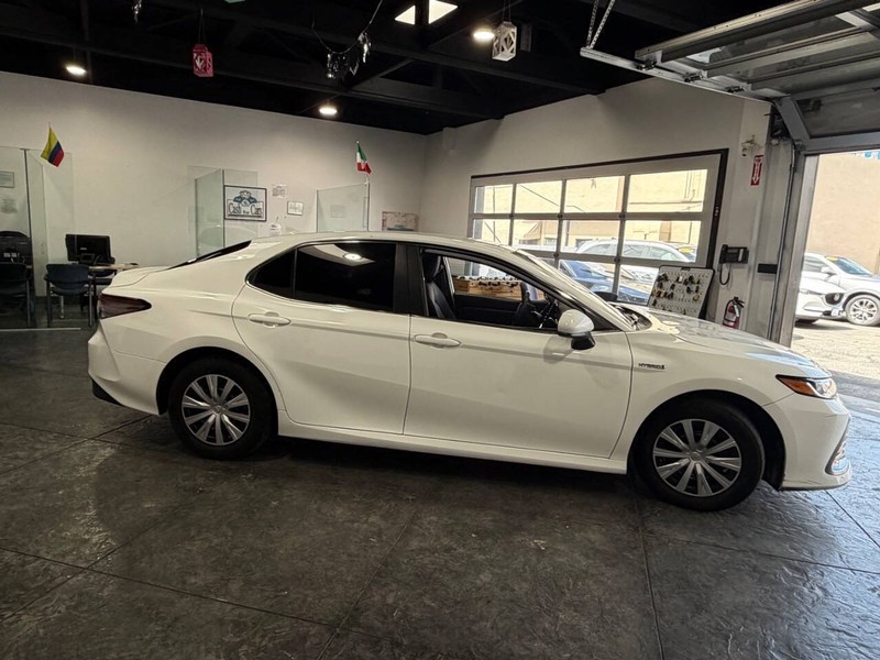 Toyota Camry Hybrid Vehicle Full-screen Gallery Image 29